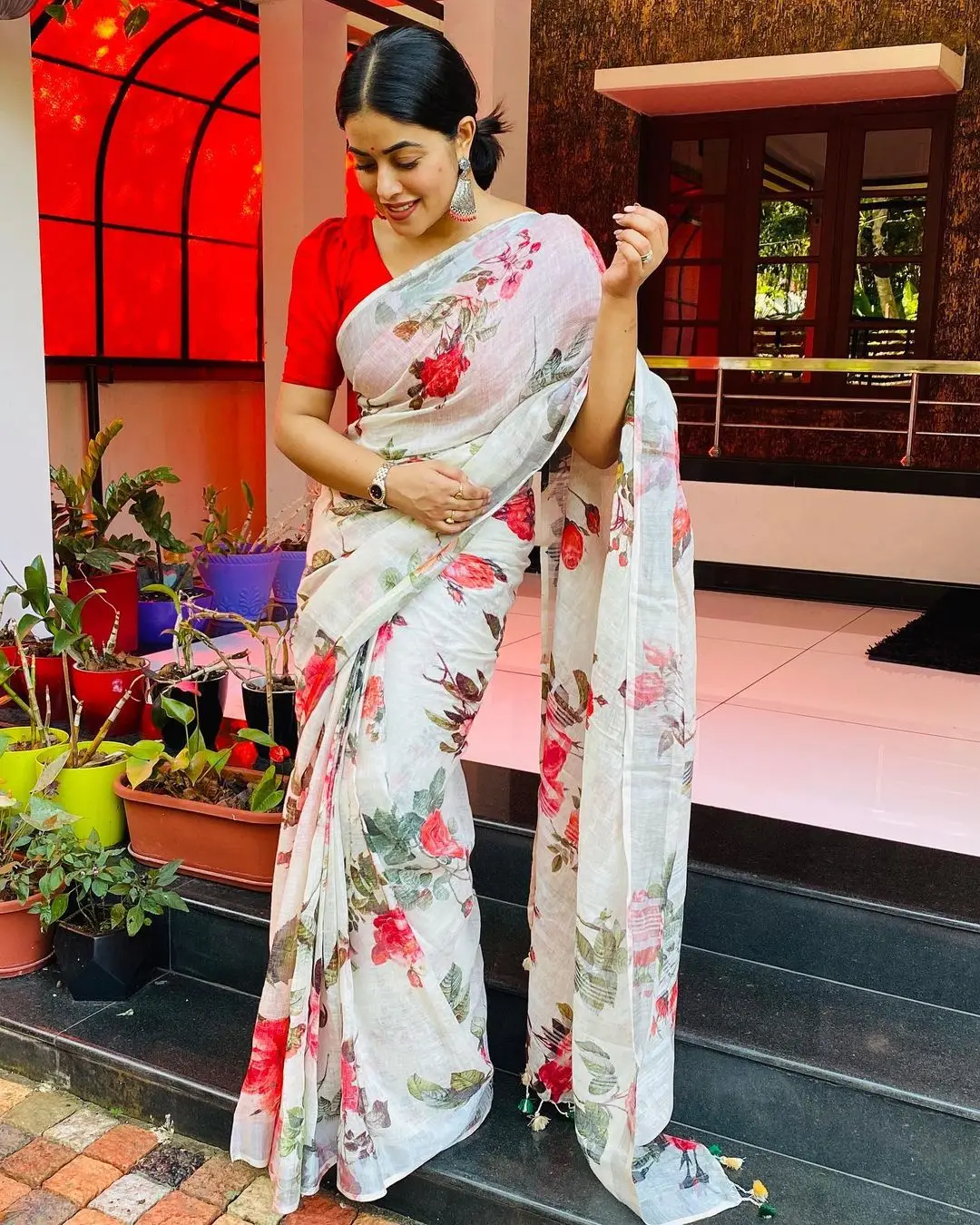 Shamna Kasim Mesmerizing Looks In Beautiful White Saree Red Blouse